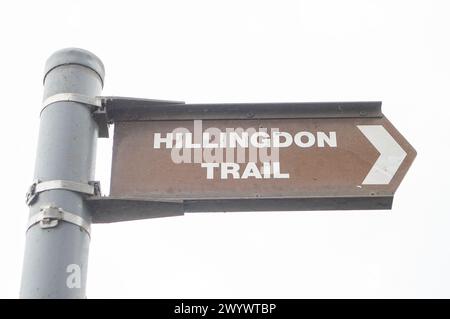 Harefield, Regno Unito. 4 aprile 2024. Un cartello per l'Hillingdon Trail vicino al Grand Union Canal a Harefield, Uxbridge. Crediti: Maureen McLean/Alamy Foto Stock