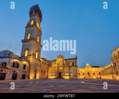 La vuota Piazza del Duomo a Lecce, all'alba Foto Stock