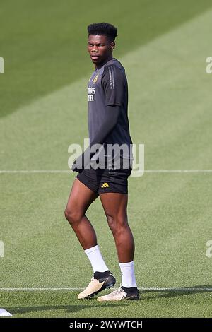 Madrid, Spagna. 8 aprile 2024. Aurelien Tchouameni del Real Madrid CF si riscalda durante la sessione di allenamento alla vigilia dei quarti di finale di UEFA Champions League 2023/2024 partita di andata tra il Real Madrid CF e il Manchester City al campo di allenamento del Real Madrid crediti: SOPA Images Limited/Alamy Live News Foto Stock