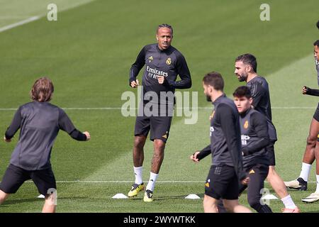 Madrid, Spagna. 8 aprile 2024. Eder Militao del Real Madrid CF si riscalda durante la sessione di allenamento alla vigilia dei quarti di finale di UEFA Champions League 2023/2024 partita di andata tra il Real Madrid CF e il Manchester City al campo di allenamento del Real Madrid credito: SOPA Images Limited/Alamy Live News Foto Stock