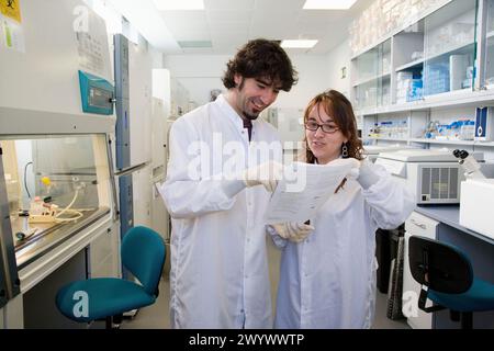 Ricercatori che discutono protocolli di lavoro, sala di coltura, laboratorio biofarmaceutico, sviluppo di nuove molecole terapeutiche basate su anticorpi umani per il trattamento di malattie infettive e infiammatorie, Biotherapix, Grupo Genetrix, Madrid. Foto Stock