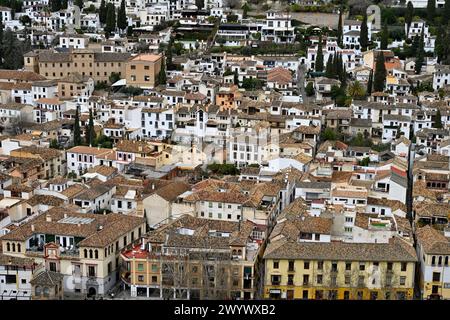 Affacciato su case bianche e tetti in piastrelle nella vecchia città europea Foto Stock