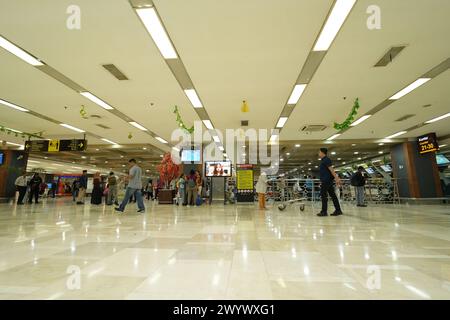 Makassar, Sulawesi meridionale, Indonesia. 8 aprile 2024. L'atmosfera dei passeggeri al banco del check-in dei biglietti presso l'aeroporto internazionale Sultan Hasanuddin di Makassar, affollato di potenziali passeggeri. I passeggeri si preparano a tornare ai loro villaggi per Eid al-Fitr. (Credit Image: © Herwin Bahar/ZUMA Press Wire) SOLO PER USO EDITORIALE! Non per USO commerciale! Foto Stock