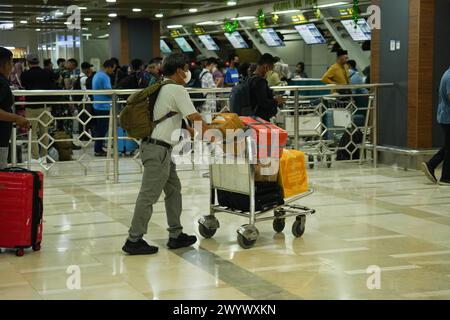 Makassar, Sulawesi meridionale, Indonesia. 8 aprile 2024. L'atmosfera dei passeggeri al banco del check-in dei biglietti presso l'aeroporto internazionale Sultan Hasanuddin di Makassar, affollato di potenziali passeggeri. I passeggeri si preparano a tornare ai loro villaggi per Eid al-Fitr. (Credit Image: © Herwin Bahar/ZUMA Press Wire) SOLO PER USO EDITORIALE! Non per USO commerciale! Foto Stock