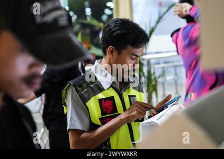 Makassar, Sulawesi meridionale, Indonesia. 8 aprile 2024. L'atmosfera dei passeggeri al banco del check-in dei biglietti presso l'aeroporto internazionale Sultan Hasanuddin di Makassar, affollato di potenziali passeggeri. I passeggeri si preparano a tornare ai loro villaggi per Eid al-Fitr. (Credit Image: © Herwin Bahar/ZUMA Press Wire) SOLO PER USO EDITORIALE! Non per USO commerciale! Foto Stock