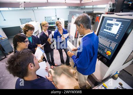 Politecnico, Università dei Paesi Baschi, Donostia, Gipuzkoa, Paesi Baschi. Studenti, laboratorio di macchine utensili, reparto di ingegneria meccanica. Foto Stock