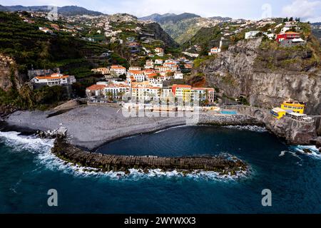 Ponta do Sol sull'isola di Madeira, Portogallo. Vista aerea in droni sul paesaggio urbano della città costiera e della spiaggia Foto Stock