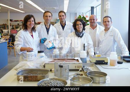 Team di ricerca, produzione di calcestruzzo con acciaio arido, laboratorio, ricerca sui materiali da costruzione, Tecnalia Research & Innovation, Zamudio, Bizkaia, Paesi Baschi, Spagna. Foto Stock