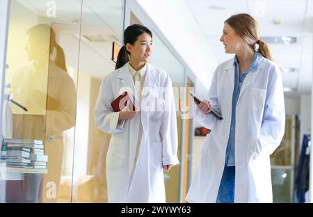 Ricercatori che camminano nel laboratorio del corridoio. Laboratorio di analisi chimica. Servizi tecnologici all'industria. Tecnalia Research & Innovation, Donostia, San Sebastian, Gipuzkoa, Paesi Baschi, Spagna. Foto Stock