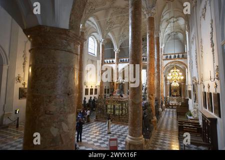 Hofkirche (chiesa di corte) e la monumentale tomba dell'imperatore Massimiliano i (XVI secolo), Innsbruck. Tirolo, Austria. Foto Stock