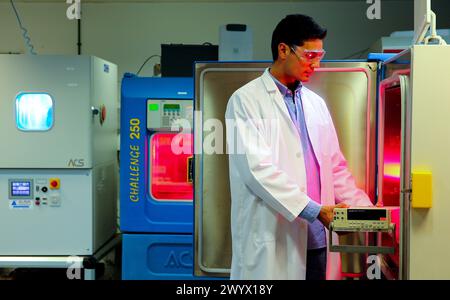 Ricercatore. Provare il clima ad alte e basse temperature. Camera climatica. Test di invecchiamento artificiale. Laboratorio di test ambientale. Certificazione delle apparecchiature elettriche. Servizi tecnologici all'industria. Tecnalia ricerca e innovazione. Bizkaia. Paesi Baschi. Spagna. Foto Stock