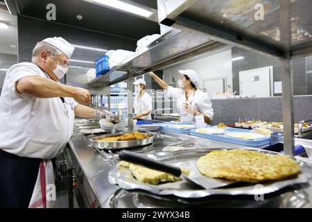 Cuoco, preparazione del menu alimentare, cucina ospedaliera, Onkologikoa Hospital, Oncology Institute, case Center per la prevenzione, la diagnosi e la cura del cancro, Donostia, San Sebastian, Gipuzkoa, Paesi Baschi, Spagna. Foto Stock