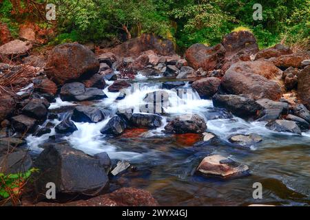 Acqua sorgiva dalla montagna, panorama mozzafiato Foto Stock
