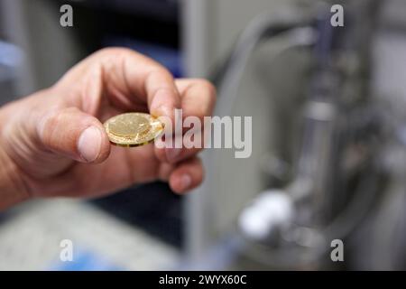 Campione di polimeri, laboratorio di spettroscopia dielettrica, Materials Physics Center è un centro congiunto del Consiglio spagnolo della ricerca scientifica CSIC e dell'Università dei Paesi Baschi UPV/EHU. La sua attività di ricerca si concentra principalmente sugli aspetti fondamentali della scienza dei materiali. L'attività scientifica nei laboratori e nelle strutture sperimentali del CFM si occupa della morfologia e delle proprietà elettroniche di materiali nano-strutturati, polimeri e materia morbida e materiali fotonici. Inoltre, una parte importante della ricerca scientifica nel CFM è dedicata alla teoria e alla simulazione del MAT Foto Stock