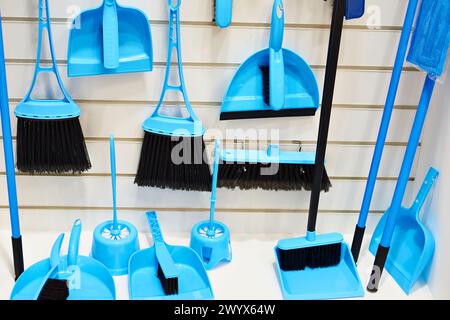 Spazzole e sessole in plastica per la pulizia nel punto vendita Foto Stock