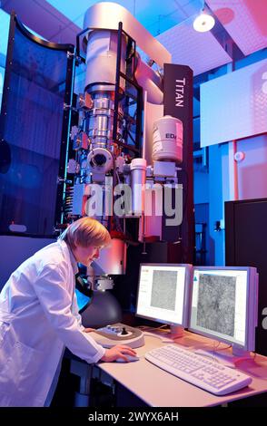 Imaging a risoluzione atomica mediante TEM, microscopia elettronica a trasmissione ad alta risoluzione HR-TEM, caratterizzazione di materiali su scala nano, osservazione in tempo reale di fenomeni su scala nano, CIC nanoGUNE, Nanoscience Cooperative Research Center, San Sebastian, Donostia, Gipuzkoa, Euskadi, Spagna. Foto Stock