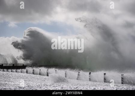 Le Conquet, Francia. 8 aprile 2024. © PHOTOPQR/OUEST FRANCE/GUILLAUME SALIGOT/OUEST-FRANCE ; le Conquet ; 08/04/2024 ; Tempete Pierrick, Coup de vent sur le Finistere en alerte Orange vagues - immersione - sfiati violents sur le littoral . ICI les vagues's ecrasent sur la digue du Conquet (Finistere). Foto : Guillaume Saligot/Ouest-France foto di tempesta in bretagna francese l'8 aprile 2024. Crediti: MAXPPP/Alamy Live News Foto Stock