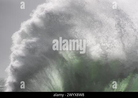 Le Conquet, Francia. 8 aprile 2024. © PHOTOPQR/OUEST FRANCE/GUILLAUME SALIGOT/OUEST-FRANCE ; le Conquet ; 08/04/2024 ; Tempete Pierrick, Coup de vent sur le Finistere en alerte Orange vagues - immersione - sfiati violents sur le littoral . ICI les vagues's ecrasent sur la digue du Conquet (Finistere). Foto : Guillaume Saligot/Ouest-France foto di tempesta in bretagna francese l'8 aprile 2024. Crediti: MAXPPP/Alamy Live News Foto Stock