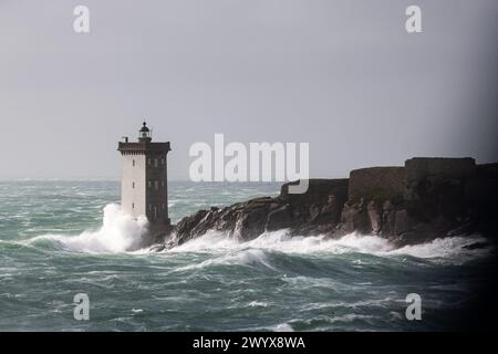 Le Conquet, Francia. 8 aprile 2024. © PHOTOPQR/OUEST FRANCE/GUILLAUME SALIGOT/OUEST-FRANCE ; le Conquet ; 08/04/2024 ; Tempete Pierrick, Coup de vent sur le Finistere en alerte Orange vagues - immersione - sfiati violents sur le littoral . ICI les vagues's ecrasent le phare de Kermorvan, pries depuis le Conquet (Finistere). Foto : Guillaume Saligot/Ouest-France foto di tempesta in bretagna francese l'8 aprile 2024. Crediti: MAXPPP/Alamy Live News Foto Stock