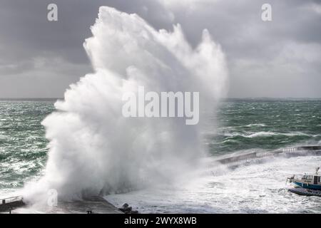 Le Conquet, Francia. 8 aprile 2024. © PHOTOPQR/OUEST FRANCE/GUILLAUME SALIGOT/OUEST-FRANCE ; le Conquet ; 08/04/2024 ; Tempete Pierrick, Coup de vent sur le Finistere en alerte Orange vagues - immersione - sfiati violents sur le littoral . ICI les vagues's ecrasent sur la digue du Conquet (Finistere). Foto : Guillaume Saligot/Ouest-France foto di tempesta in bretagna francese l'8 aprile 2024. Crediti: MAXPPP/Alamy Live News Foto Stock