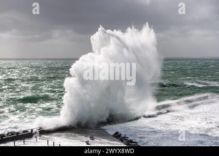 Le Conquet, Francia. 8 aprile 2024. © PHOTOPQR/OUEST FRANCE/GUILLAUME SALIGOT/OUEST-FRANCE ; le Conquet ; 08/04/2024 ; Tempete Pierrick, Coup de vent sur le Finistere en alerte Orange vagues - immersione - sfiati violents sur le littoral . ICI les vagues's ecrasent sur la digue du Conquet (Finistere). Foto : Guillaume Saligot/Ouest-France foto di tempesta in bretagna francese l'8 aprile 2024. Crediti: MAXPPP/Alamy Live News Foto Stock