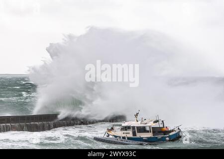 Le Conquet, Francia. 8 aprile 2024. © PHOTOPQR/OUEST FRANCE/GUILLAUME SALIGOT/OUEST-FRANCE ; le Conquet ; 08/04/2024 ; Tempete Pierrick, Coup de vent sur le Finistere en alerte Orange vagues - immersione - sfiati violents sur le littoral . ICI les vagues's ecrasent sur la digue du Conquet (Finistere). Foto : Guillaume Saligot/Ouest-France foto di tempesta in bretagna francese l'8 aprile 2024. Crediti: MAXPPP/Alamy Live News Foto Stock