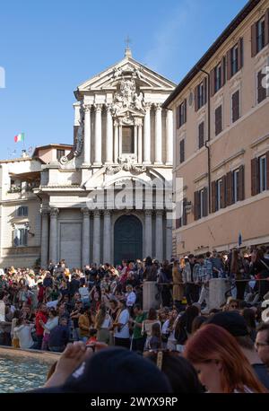 Fontana di Trevi con il dio greco del mare Oceano e cavallucci marini e mercenari attirano migliaia di visitatori Foto Stock