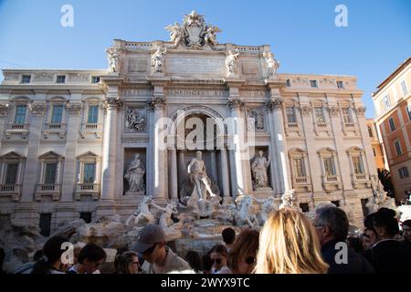 Fontana di Trevi con il dio greco del mare Oceano e cavallucci marini e mercenari attirano migliaia di visitatori Foto Stock