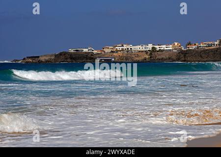 Oceano Atlantico e villaggio di El Cotillo su un promontorio, Fuerteventura. Preso nel febbraio 2024 Foto Stock