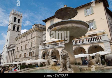 Piazza del comune con Palazzo del Capitano del popolo e Tempio di Minerva sullo sfondo. Assisi. Umbria, Italia. Foto Stock