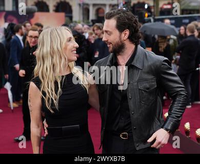 Sam Taylor-Johnson (a sinistra) e Aaron Taylor-Johnson assistono alla prima mondiale di Back to Black di Sam Taylor-Johnson, all'Odeon Luxe di Londra. Data foto: Lunedì 8 aprile 2024. Foto Stock