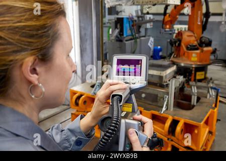 Termocamera, cella di stampaggio a caldo, unità industriale, industria automobilistica, centro tecnologico, Tecnalia Research & Innovation, Derio, Bizkaia, Paesi Baschi, Spagna. Foto Stock