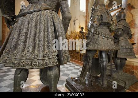 Tomba monumentale dell'imperatore Massimiliano i (XVI secolo): -Da sinistra a destra- Re Filippo la Fiera di Castiglia, Re Rodolfo i, Duca Alberto II il saggio d'Austria nella Hofkirche (Chiesa di Corte), Innsbruck. Tirolo, Austria. Foto Stock