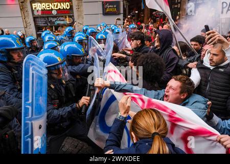 75° anniversario della NATO a napoli gli scontri tra manifestanti e agenti di polizia in equipaggiamento antisommossa si sono verificati poco fa alla fine di via Toledo a Napoli. I giovani manifestanti hanno cercato di sfondare il cordone di sicurezza per arrivare al teatro San Carlo, con l'obiettivo di contestare il concerto previsto per il 75° anniversario della NATO.4 ferriti tra manifesto anti. ABP05012 Copyright: XAntonioxBalascox Foto Stock