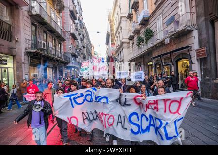 75° anniversario della NATO a napoli gli scontri tra manifestanti e agenti di polizia in equipaggiamento antisommossa si sono verificati poco fa alla fine di via Toledo a Napoli. I giovani manifestanti hanno cercato di sfondare il cordone di sicurezza per arrivare al teatro San Carlo, con l'obiettivo di contestare il concerto previsto per il 75° anniversario della NATO.4 ferriti tra manifesto anti. Copyright ABP05001: XAntonioxBalascox Foto Stock