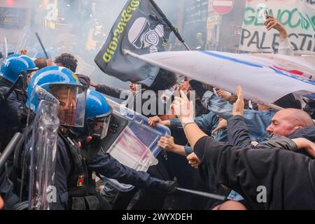 75° anniversario della NATO a napoli gli scontri tra manifestanti e agenti di polizia in equipaggiamento antisommossa si sono verificati poco fa alla fine di via Toledo a Napoli. I giovani manifestanti hanno cercato di sfondare il cordone di sicurezza per arrivare al teatro San Carlo, con l'obiettivo di contestare il concerto previsto per il 75° anniversario della NATO.4 ferriti tra manifesto anti. ABP05021 Copyright: XAntonioxBalascox Foto Stock