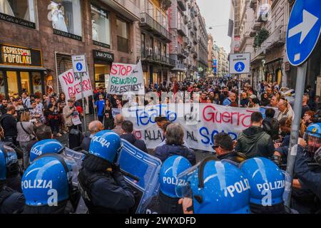 75° anniversario della NATO a napoli gli scontri tra manifestanti e agenti di polizia in equipaggiamento antisommossa si sono verificati poco fa alla fine di via Toledo a Napoli. I giovani manifestanti hanno cercato di sfondare il cordone di sicurezza per arrivare al teatro San Carlo, con l'obiettivo di contestare il concerto previsto per il 75° anniversario della NATO.4 ferriti tra manifesto anti. ABP05303 Copyright: XAntonioxBalascox Foto Stock