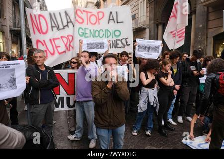 75° anniversario della NATO a napoli gli scontri tra manifestanti e agenti di polizia in equipaggiamento antisommossa si sono verificati poco fa alla fine di via Toledo a Napoli. I giovani manifestanti hanno cercato di sfondare il cordone di sicurezza per arrivare al teatro San Carlo, con l'obiettivo di contestare il concerto previsto per il 75° anniversario della NATO.4 ferriti tra manifesto anti. ABP05207 Copyright: XAntonioxBalascox Foto Stock