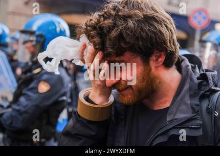 75° anniversario della NATO a napoli gli scontri tra manifestanti e agenti di polizia in equipaggiamento antisommossa si sono verificati poco fa alla fine di via Toledo a Napoli. I giovani manifestanti hanno cercato di sfondare il cordone di sicurezza per arrivare al teatro San Carlo, con l'obiettivo di contestare il concerto previsto per il 75° anniversario della NATO.4 ferriti tra manifesto anti. ABP05178 Copyright: XAntonioxBalascox Foto Stock