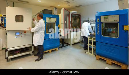 Provare il clima ad alte e basse temperature. Camera climatica. Test di invecchiamento artificiale. Laboratorio di test ambientale. Certificazione delle apparecchiature elettriche. Servizi tecnologici all'industria. Tecnalia Research & Innovation, Bizkaia, Paesi Baschi, Spagna. Foto Stock