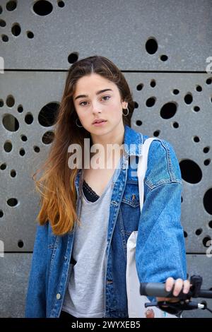 Giovane ragazza con bicicletta, esterni del Museo di San Telmo, Donostia, San Sebastian, Gipuzkoa, Paesi Baschi, Spagna. Foto Stock