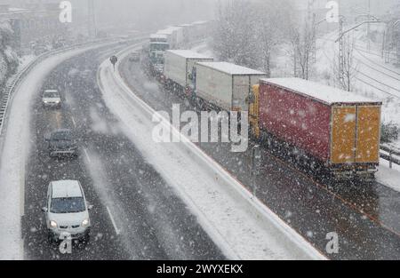 Camion nella neve. Autostrada N1. Ordizia, Gipuzkoa, Euskadi. Foto Stock