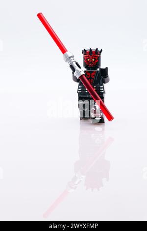 Star Wars Darth Maul lego giocattolo in miniatura con riflesso Foto Stock