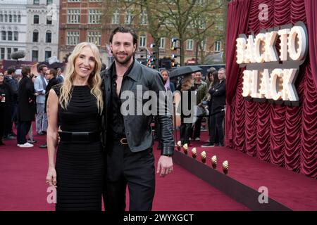 Sam Taylor-Johnson (a sinistra) e Aaron Taylor-Johnson assistono alla prima mondiale di Back to Black di Sam Taylor-Johnson, all'Odeon Luxe di Londra. Data foto: Lunedì 8 aprile 2024. Foto Stock