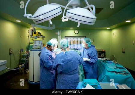 Dipartimento di chirurgia, Neurochirurgia, sala operatoria. Ospedale Universitario Gran Canaria Dottor Negrin, Las Palmas de Gran Canaria. Isole Canarie, Spagna. Foto Stock