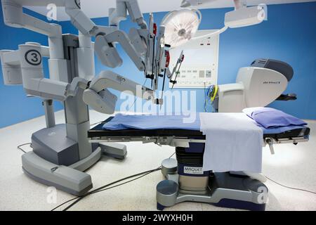 Sala operatoria, chirurgia robotica per il cancro alla prostata, robot chirurgico da Vinci, urologia. Ospedale Policlinica Gipuzkoa, San Sebastian, Donostia, Euskadi, Spagna. Foto Stock