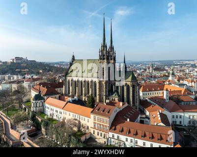 Brno, Cechia. Cattedrale cattolica romana. Originariamente medievale in stile gotico, molti lavori di ristrutturazione, torri alte aggiunte in una rinascita gotica tra il 1901 e il 1909. Foto Stock