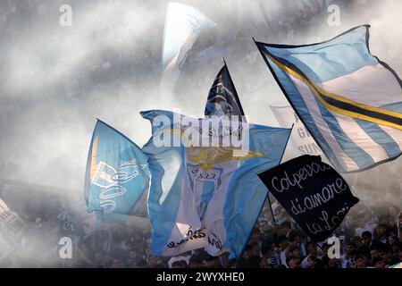 I tifosi laziali sventolano bandiere durante la partita DI calcio DI serie A COME Roma - SS Lazio Stadio Olimpico il 6 aprile 2024 a Roma, Italia. Foto Stock