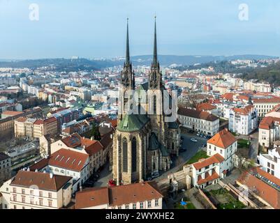 Brno, Cechia. Cattedrale cattolica romana attiva di. Originariamente medievale in stile gotico, poi molti lavori di ristrutturazione, le alte torri sono state aggiunte in una scommessa di rinascita gotica Foto Stock