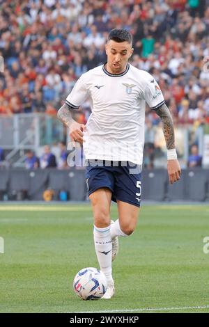 Matias Vecino della Lazio controlla il pallone durante la partita di calcio DI serie A COME Roma - SS Lazio Stadio Olimpico il 6 aprile 2024 a Roma. Foto Stock